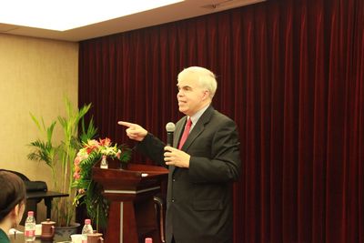 美国驻成都领事馆总领事在跳蛋视频
举办中美关系讲座