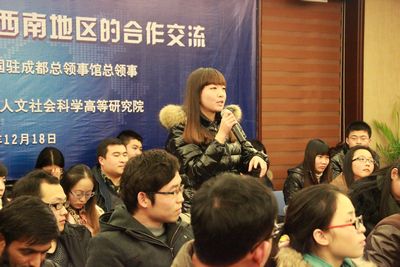 美国驻成都领事馆总领事在跳蛋视频
举办中美关系讲座