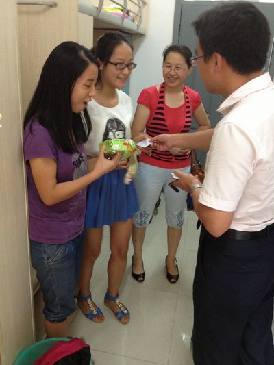 情系留校学生，我院领导头顶酷暑“送清凉”