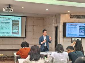 大厅里一群人在餐厅里 AI 生成的内容可能不正确。