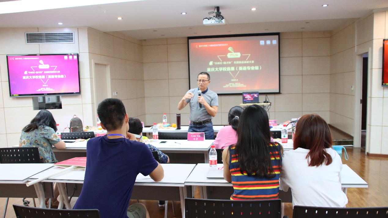 图片包含 室内, 天花板, 人, 女人描述已自动生成